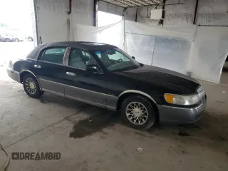 2001 Lincoln Town Car Signature z VIN 1LNHM82W41Y739121, wystawiony jako Copart lot #56738385 z przebiegiem 112 528 mil mil oraz Szkoda całkowita • Salvage title. Historia ofert i sprzedaży dostępna na DreamBid. Obrazek 4.