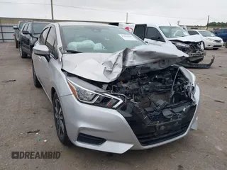 2020 Nissan Versa SV z VIN 3N1CN8EV7LL882747, wystawiony jako IAAI lot #41098640 z przebiegiem 59 608 mil mil oraz . Historia ofert i sprzedaży dostępna na DreamBid. Obrazek 1.