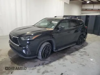 2022 Toyota Highlander LE z VIN 5TDZZRAH0NS122061, wystawiony jako Copart lot #50321365 z przebiegiem 101 761 mil mil oraz Czysty tytuł • Clean title. Historia ofert i sprzedaży dostępna na DreamBid. Obrazek 1.
