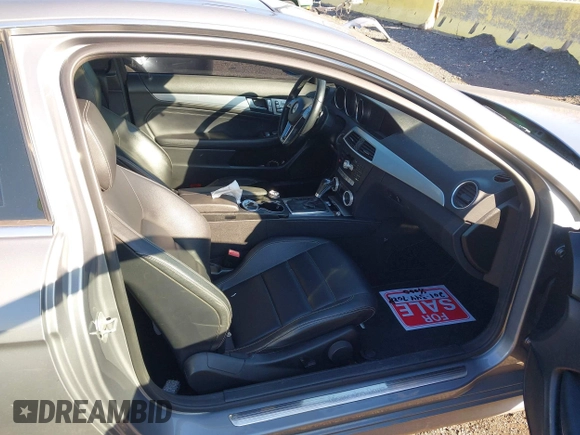 2013 Mercedes-Benz C 250 z VIN WDDGJ4HB7DG059283, wystawiony jako IAAI lot #41729557 z przebiegiem 119 419 mil mil oraz . Historia ofert i sprzedaży dostępna na DreamBid. Obrazek 5.