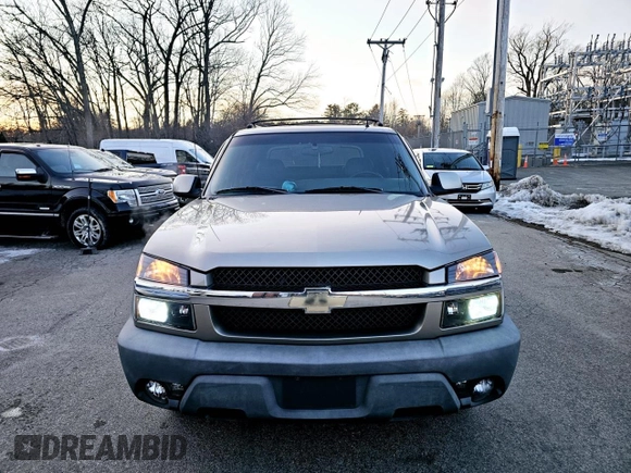 2002 Chevrolet Avalanche with VIN 3GNEK13T626206061, listed as a Copart auction lot 56700975 with 157,907 mi miles and Clean Title. Bid and sale history available at DreamBid. Image 2.