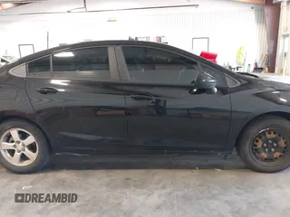 2017 Chevrolet Cruze LS z VIN 1G1BC5SM4H7270275, wystawiony jako IAAI lot #42484111 z przebiegiem 90 589 mil mil oraz . Historia ofert i sprzedaży dostępna na DreamBid. Obrazek 13.