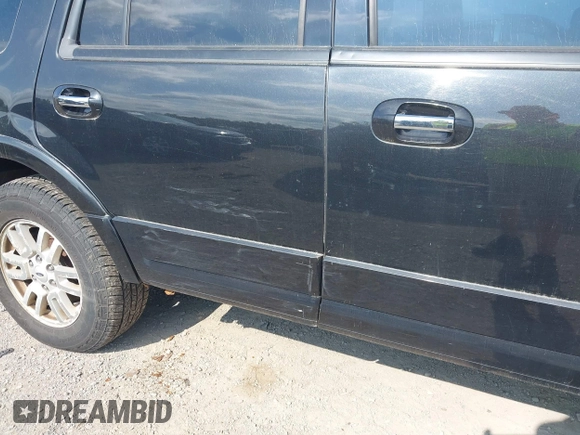 2013 Ford Expedition Limited z VIN 1FMJU2A53DEF26318, wystawiony jako IAAI lot #42769952 z przebiegiem 142 973 mil mil oraz . Historia ofert i sprzedaży dostępna na DreamBid. Obrazek 6.