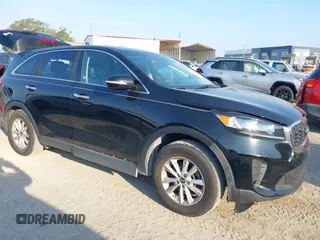 2019 Kia Sorento L z VIN 5XYPG4A36KG550066, wystawiony jako IAAI lot #42200299 z przebiegiem 100 003 mil mil oraz . Historia ofert i sprzedaży dostępna na DreamBid. Obrazek 1.