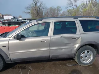 2004 Volvo V70 XC70 with VIN YV1SZ59H441165645, listed as a IAAI auction lot 41889089 with 262,914 mi miles. Bid and sale history available at carsss.com. Image 6.