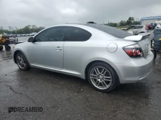 2008 Scion tC Spec z VIN JTKDE167280259526, wystawiony jako Copart lot #57526575 z przebiegiem 164 428 mil mil oraz Szkoda całkowita • Salvage title. Historia ofert i sprzedaży dostępna na DreamBid. Obrazek 2.