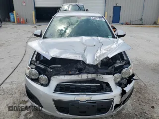 2015 Chevrolet Sonic LT z VIN 1G1JC5SHXF4108194, wystawiony jako Copart lot #54174955 z przebiegiem 146 443 mil mil oraz Szkoda całkowita • Salvage title. Historia ofert i sprzedaży dostępna na DreamBid. Obrazek 5.