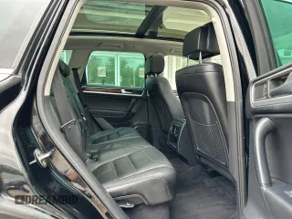 2013 Volkswagen Touareg Exec z VIN WVGEP9BP8DD005795, wystawiony jako Copart lot #58057105 z przebiegiem 202 563 mil mil oraz Czysty tytuł • Clean title. Historia ofert i sprzedaży dostępna na DreamBid. Obrazek 6.