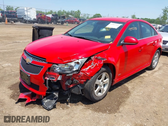 2014 Chevrolet Cruze 1LT z VIN 1G1PC5SBXE7230301, wystawiony jako IAAI lot #42403785 z przebiegiem 141 630 mil mil oraz . Historia ofert i sprzedaży dostępna na DreamBid. Obrazek 2.