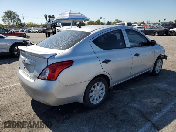 2013 Nissan Versa S Plus z VIN 3N1CN7AP2DL856494, wystawiony jako Copart lot #47130355 z przebiegiem 141 879 mil mil oraz Szkoda całkowita • Salvage title. Historia ofert i sprzedaży dostępna na DreamBid. Obrazek 3.