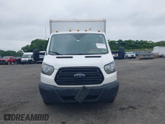 2018 Ford Transit z VIN 1FDBF8ZM3JKA90502, wystawiony jako IAAI lot #42545271 z przebiegiem 104 971 mil mil oraz . Historia ofert i sprzedaży dostępna na DreamBid. Obrazek 12.