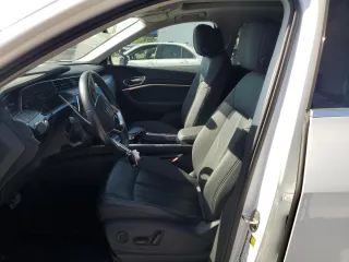 2022 Audi e-tron Premium z VIN WA1AAAGE0NB023860, wystawiony jako Copart lot #57395415 z przebiegiem 52 335 mil mil oraz Nie do naprawy. Historia ofert i sprzedaży dostępna na DreamBid. Obrazek 7.