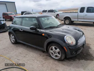 2010 MINI Hardtop z VIN WMWMF3C5XATZ25746, wystawiony jako Copart lot #51662415 z przebiegiem 139 411 mil mil oraz Szkoda całkowita • Salvage title. Historia ofert i sprzedaży dostępna na DreamBid. Obrazek 4.