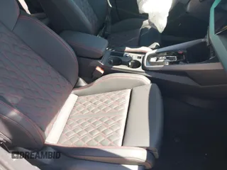 2025 Audi S3 z VIN WAUJ5DGY7SA058173, wystawiony jako IAAI lot #41785232 z przebiegiem 1083 mil mil oraz . Historia ofert i sprzedaży dostępna na DreamBid. Obrazek 5.