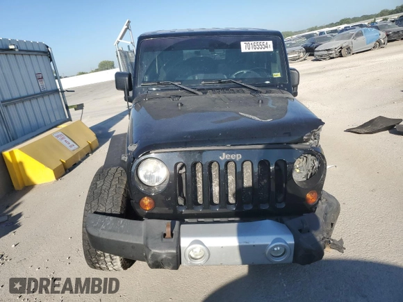 2010 Jeep Wrangler Sahara z VIN 1J4AA5D1XAL227305, wystawiony jako Copart lot #70165554 z przebiegiem Nie podano mil oraz Szkoda całkowita • Salvage title. Historia ofert i sprzedaży dostępna na DreamBid. Obrazek 5.