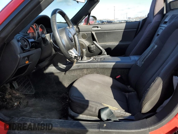 2006 Mazda MX-5 Miata Touring z VIN JM1NC25F360110572, wystawiony jako Copart lot #50555765 z przebiegiem 166 785 mil mil oraz Czysty tytuł • Clean title. Historia ofert i sprzedaży dostępna na DreamBid. Obrazek 7.