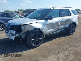 2019 Ford Explorer XLT z VIN 1FM5K8D83KGA27455, wystawiony jako IAAI lot #42468757 z przebiegiem 36 109 mil mil oraz . Historia ofert i sprzedaży dostępna na DreamBid. Obrazek 2.