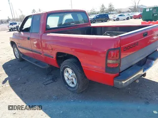 1999 Dodge 1500 z VIN 3B7HC13Y1XM517526, wystawiony jako IAAI lot #41746242 z przebiegiem 116 048 mil mil oraz . Historia ofert i sprzedaży dostępna na DreamBid. Obrazek 3.