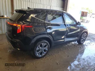 2024 Kia Seltos S z VIN KNDEUCAA4R7589092, wystawiony jako Copart lot #57033015 z przebiegiem 6 390 mil mil oraz Szkoda całkowita • Salvage title. Historia ofert i sprzedaży dostępna na DreamBid. Obrazek 3.