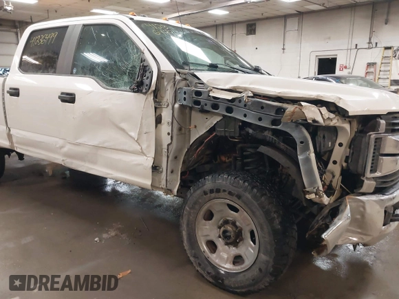 2018 Ford Super Duty F-250 SRW XL with VIN 1FT7W2B62JEB55938, listed as a IAAI auction lot 41236499 with 276,458 mi miles. Bid and sale history available at carsss.com. Image 6.