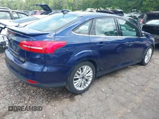 2016 Ford Focus Titanium z VIN 1FADP3J20GL208439, wystawiony jako IAAI lot #42145938 z przebiegiem 135 522 mil mil oraz . Historia ofert i sprzedaży dostępna na DreamBid. Obrazek 4.
