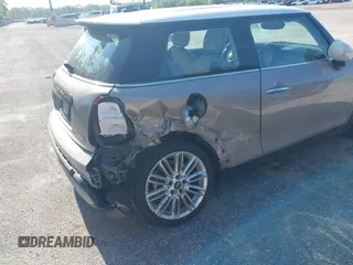 2023 MINI Hardtop Cooper S z VIN WMW53DH09P2T51901, wystawiony jako IAAI lot #42108680 z przebiegiem 14 311 mil mil oraz . Historia ofert i sprzedaży dostępna na DreamBid. Obrazek 6.