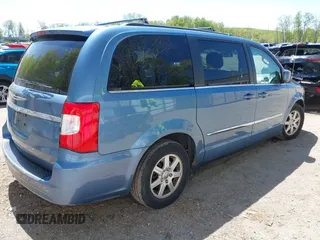 2012 Chrysler Town & Country Touring z VIN 2C4RC1BG1CR188505, wystawiony jako IAAI lot #42224196 z przebiegiem 200 852 mil mil oraz . Historia ofert i sprzedaży dostępna na DreamBid. Obrazek 4.