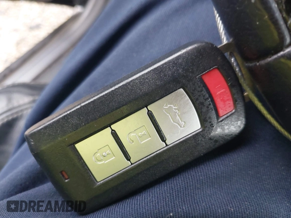 2020 Mitsubishi Outlander SE z VIN JA4AD3A31LJ001086, wystawiony jako IAAI lot #42170611 z przebiegiem 88 367 mil mil oraz . Historia ofert i sprzedaży dostępna na DreamBid. Obrazek 11.