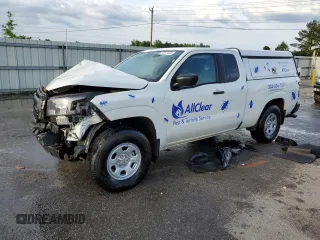 2024 Nissan Frontier S z VIN 1N6ED1CL7RN670390, wystawiony jako Copart lot #53747085 z przebiegiem 2 573 mil mil oraz Szkoda całkowita • Salvage title. Historia ofert i sprzedaży dostępna na DreamBid. Obrazek 1.