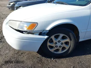 1999 Toyota Camry LE z VIN 4T1BF28K5XU930080, wystawiony jako IAAI lot #41986577 z przebiegiem 145 224 mil mil oraz . Historia ofert i sprzedaży dostępna na DreamBid. Obrazek 17.