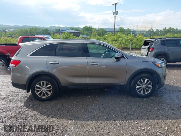 2017 Kia Sorento LX z VIN 5XYPGDA3XHG303917, wystawiony jako IAAI lot #42247202 z przebiegiem 110 279 mil mil oraz . Historia ofert i sprzedaży dostępna na DreamBid. Obrazek 13.