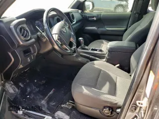 2017 Toyota Tacoma SR5 z VIN 5TFRZ5CNXHX025315, wystawiony jako Copart lot #57901395 z przebiegiem 158 197 mil mil oraz Szkoda całkowita • Salvage title. Historia ofert i sprzedaży dostępna na DreamBid. Obrazek 7.