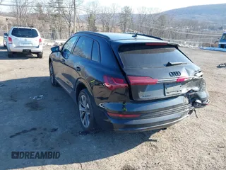 2021 Audi e-tron Premium Plus z VIN WA1LAAGE5MB012022, wystawiony jako IAAI lot #41458134 z przebiegiem 42 137 mil mil oraz . Historia ofert i sprzedaży dostępna na DreamBid. Obrazek 3.