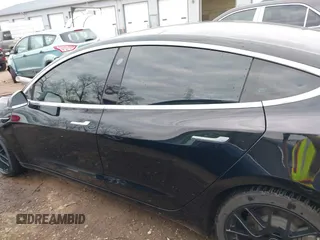 2018 Tesla Model 3 Long Range Battery z VIN 5YJ3E1EA7JF035546, wystawiony jako IAAI lot #42064239 z przebiegiem 113 210 mil mil oraz . Historia ofert i sprzedaży dostępna na DreamBid. Obrazek 14.