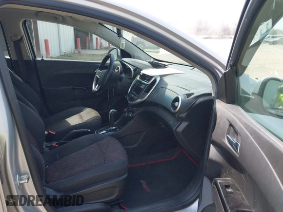 2018 Chevrolet Sonic LT z VIN 1G1JD5SH8J4100214, wystawiony jako IAAI lot #42133743 z przebiegiem 103 508 mil mil oraz . Historia ofert i sprzedaży dostępna na DreamBid. Obrazek 5.