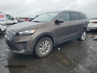 2019 Kia Sorento LX z VIN 5XYPG4A39KG436577, wystawiony jako Copart lot #57765775 z przebiegiem 108 669 mil mil oraz Szkoda całkowita • Salvage title. Historia ofert i sprzedaży dostępna na DreamBid. Obrazek 1.