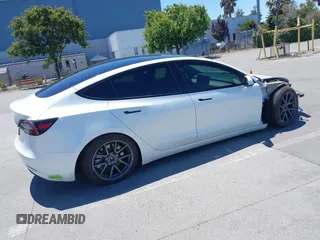 2023 Tesla Model 3 z VIN 5YJ3E1EA4PF454754, wystawiony jako IAAI lot #42665785 z przebiegiem 5 218 mil mil oraz . Historia ofert i sprzedaży dostępna na DreamBid. Obrazek 4.