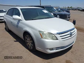 2005 Toyota Avalon XL z VIN 4T1BK36BX5U025674, wystawiony jako IAAI lot #42283773 z przebiegiem 169 604 mil mil oraz . Historia ofert i sprzedaży dostępna na DreamBid. Obrazek 1.