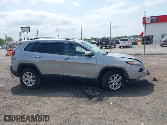 2016 Jeep Cherokee Latitude with VIN 1C4PJMCS2GW267423, listed as a IAAI auction lot 42018980 with 183,941 mi miles. Bid and sale history available at carsss.com. Image 13.