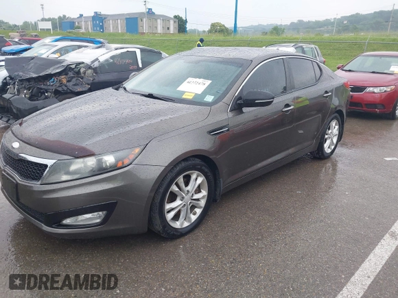 2013 Kia Optima EX z VIN 5XXGN4A79DG181719, wystawiony jako IAAI lot #42372478 z przebiegiem 166 410 mil mil oraz . Historia ofert i sprzedaży dostępna na DreamBid. Obrazek 2.
