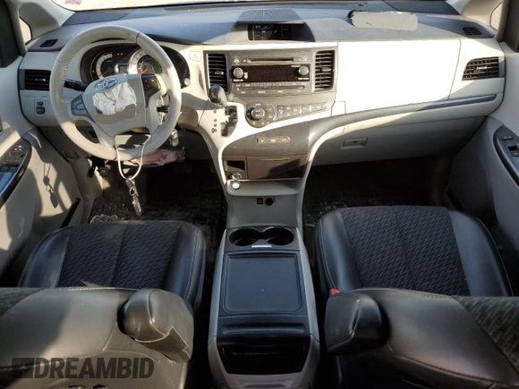 2013 Toyota Sienna SE z VIN 5TDXK3DC1DS353803, wystawiony jako Copart lot #47653545 z przebiegiem 139 032 mil mil oraz Szkoda całkowita • Salvage title. Historia ofert i sprzedaży dostępna na DreamBid. Obrazek 8.