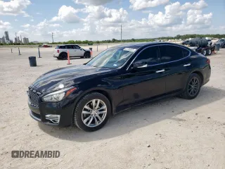 2018 Infiniti Q70 Luxe z VIN JN1BY1AR5JM220283, wystawiony jako Copart lot #61725825 z przebiegiem 111 787 mil mil oraz Szkoda całkowita • Salvage title. Historia ofert i sprzedaży dostępna na DreamBid. Obrazek 1.