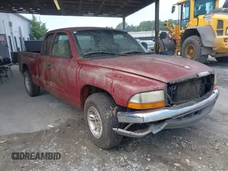 2000 Dodge Dakota with VIN 1B7GL22X2YS587779, listed as a IAAI auction lot 42231475 with 179,200 mi miles and . Bid and sale history available at carsss.com. Image 1.