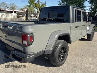 2022 Jeep Gladiator Willys z VIN 1C6HJTAG9NL160131, wystawiony jako Copart lot #50428855 z przebiegiem 56 970 mil mil oraz Czysty tytuł • Clean title. Historia ofert i sprzedaży dostępna na DreamBid. Obrazek 4.