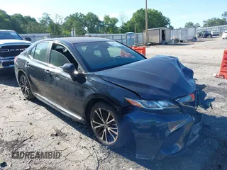 2020 Toyota Camry SE z VIN 4T1G11AK8LU362751, wystawiony jako IAAI lot #42322858 z przebiegiem 105 175 mil mil oraz . Historia ofert i sprzedaży dostępna na DreamBid. Obrazek 1.