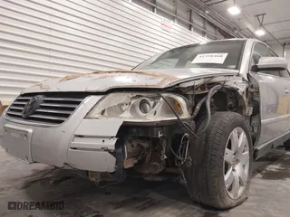 2003 Volkswagen Passat GLX with VIN WVWTH63B93P275335, listed as a IAAI auction lot 41398460 with 197,814 mi miles. Bid and sale history available at carsss.com. Image 6.