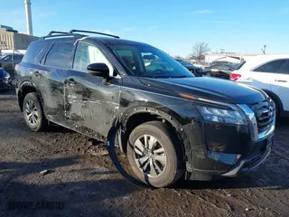 2024 Nissan Pathfinder SV with VIN 5N1DR3BC9RC267290, listed as a IAAI auction lot 41577880 with 4,192 mi miles. Bid and sale history available at carsss.com. Image 1.