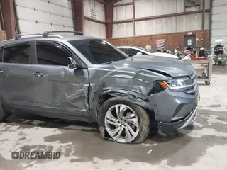2021 Volkswagen Atlas SEL z VIN 1V2BE2CA6MC203777, wystawiony jako IAAI lot #42507511 z przebiegiem 76 358 mil mil oraz . Historia ofert i sprzedaży dostępna na DreamBid. Obrazek 6.