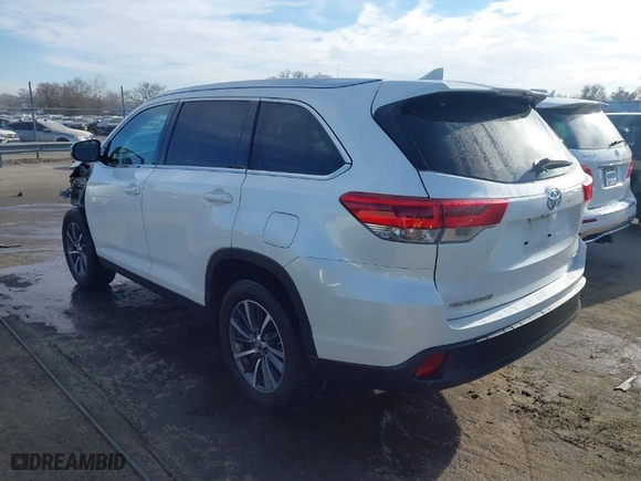 2019 Toyota Highlander SE with VIN 5TDKZRFH0KS315218, listed as a IAAI auction lot 41666981 with 45,218 mi miles. Bid and sale history available at carsss.com. Image 3.