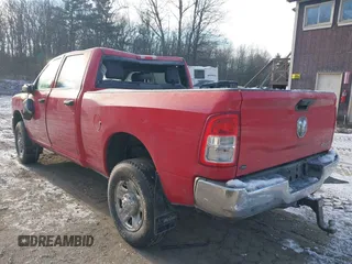2024 Ram 2500 Tradesman z VIN 3C6UR5CJ0RG181612, wystawiony jako IAAI lot #41005946 z przebiegiem 12 715 mil mil oraz . Historia ofert i sprzedaży dostępna na DreamBid. Obrazek 3.